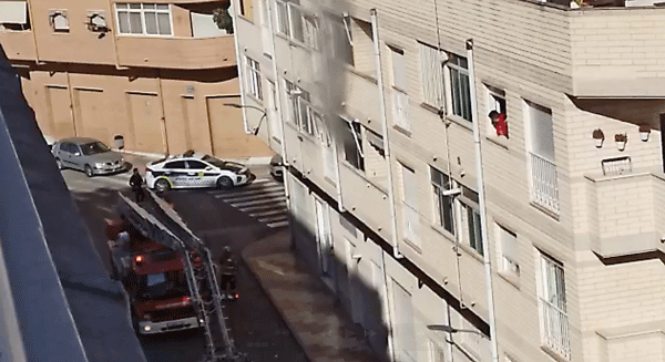 La Policia Local d'Ibi desallotja la 2a planta d'un edifici comunitari a causa d'un incendi a un habitatge 
