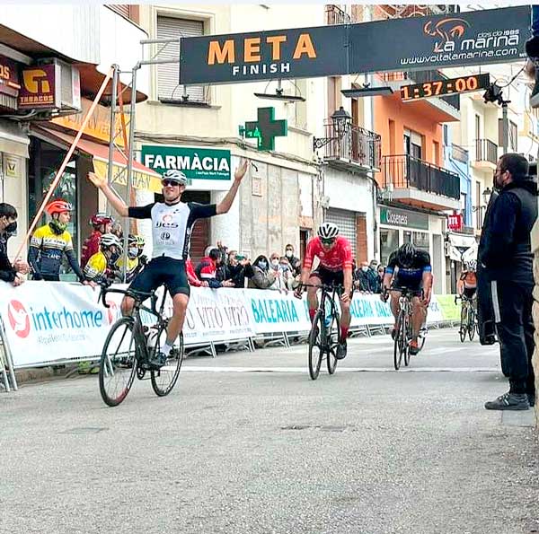 El ciclista castallense Carlos Martín Bonet, primero en el circuito de Benissa   