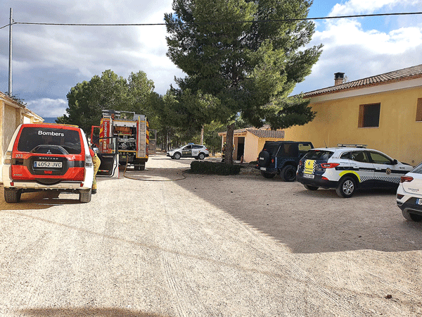 La arriesgada actuación de dos agentes de la Policía de Castalla evita un incendio que pudo calcinar una vivienda unifamiliar