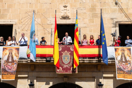 castalla saluda alcalde balcon