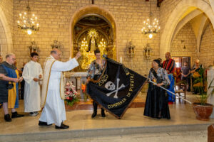Moment de la benedicció de la bandera de la comparsa Pirates, capturat per Raül Fuster