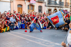 Instantània de la ballada de banderes protagonitzada per la comparsa Moros Vells a la Plaça Major I RAÚL FUSTER