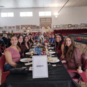 Els dinars de germanor ompliren els locals socials de les comparses, en un ambient de retrobament festiu entre esquadres i amics

