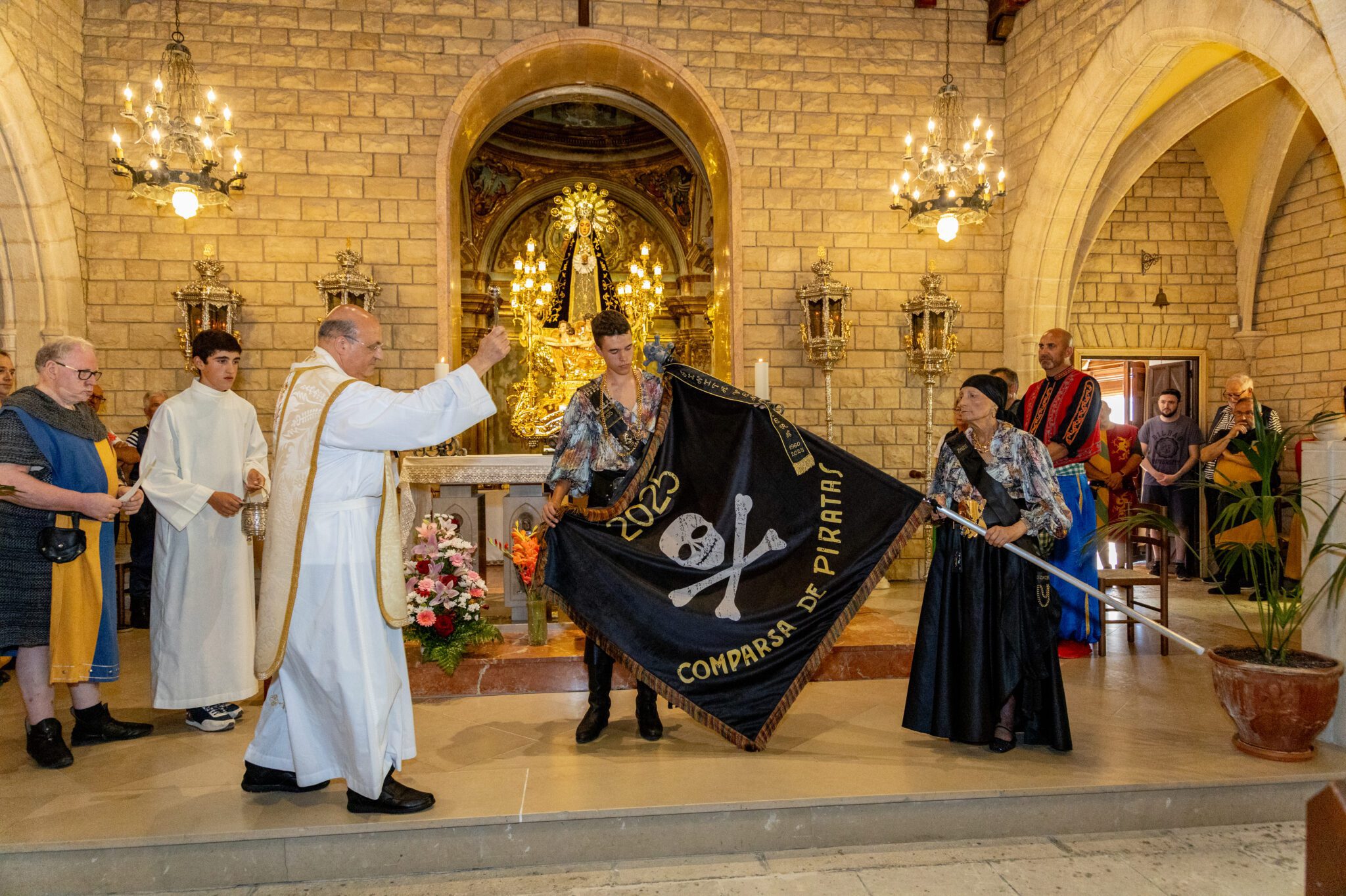 Moment de la benedicció de la bandera de la comparsa Pirates, capturat per Raül Fuster