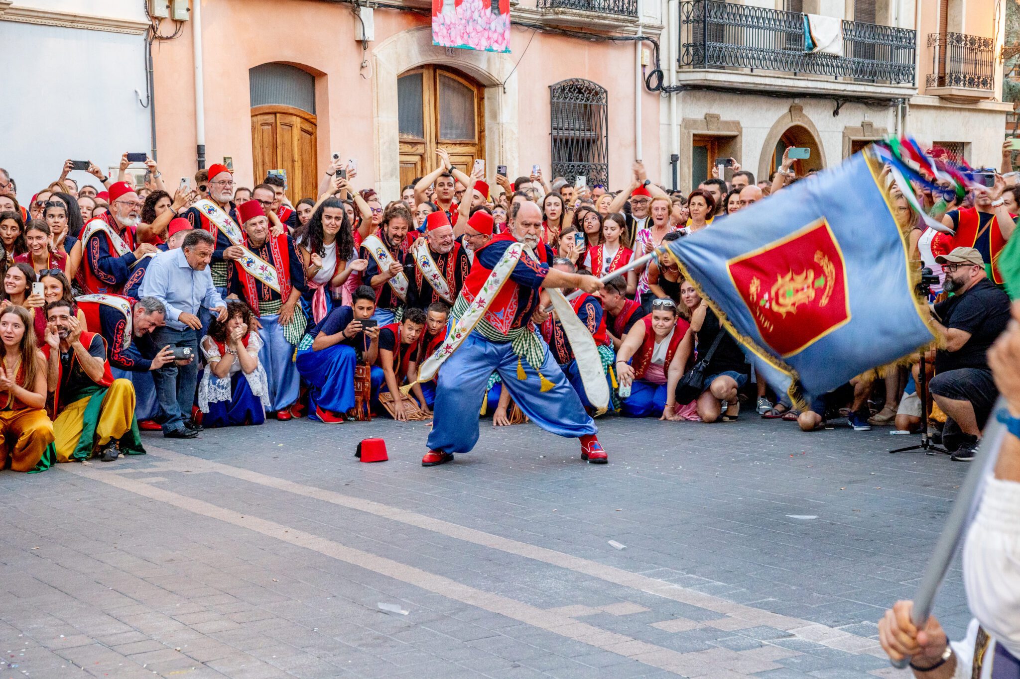 Instantània de la ballada de banderes protagonitzada per la comparsa Moros Vells a la Plaça Major I RAÚL FUSTER