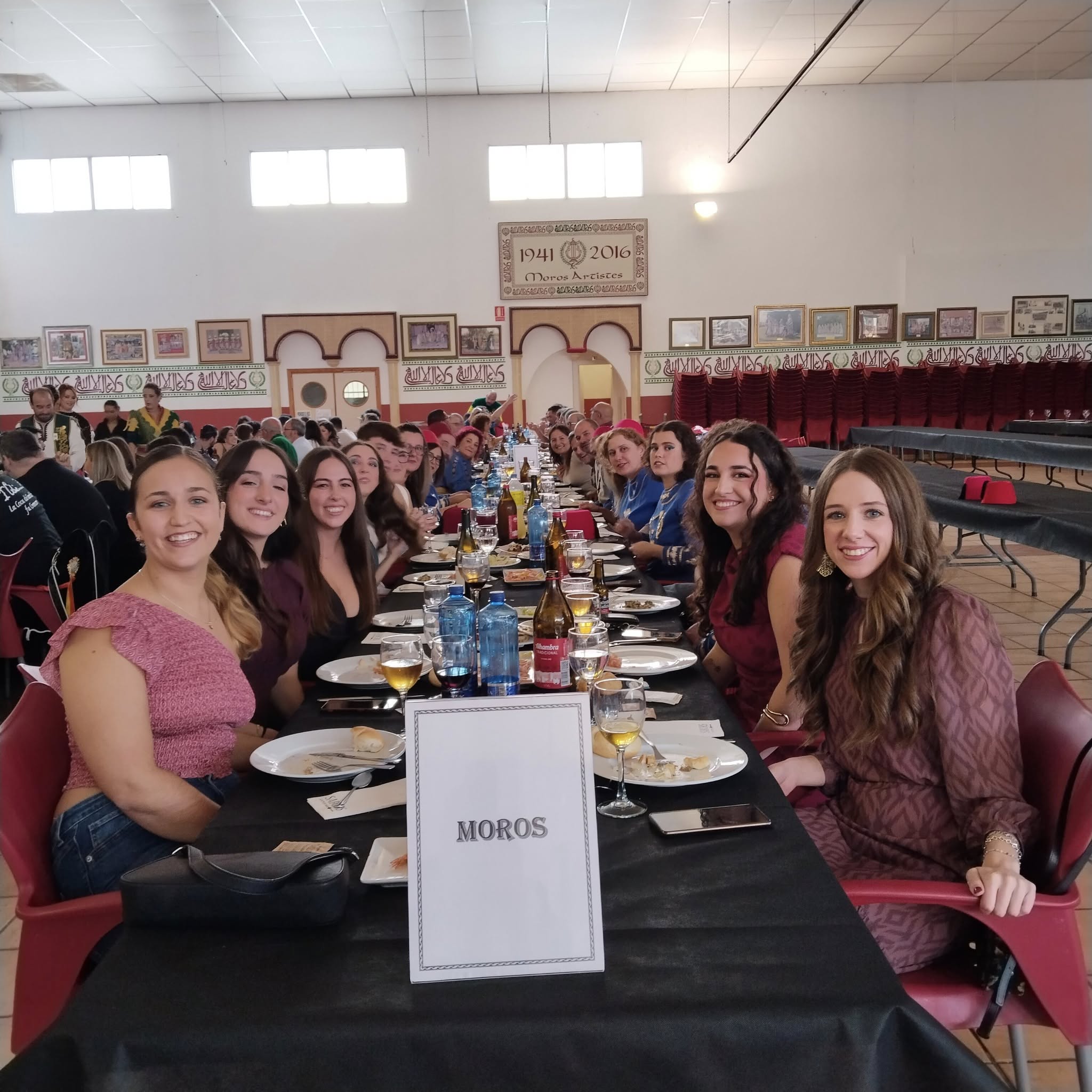 Els dinars de germanor ompliren els locals socials de les comparses, en un ambient de retrobament festiu entre esquadres i amics